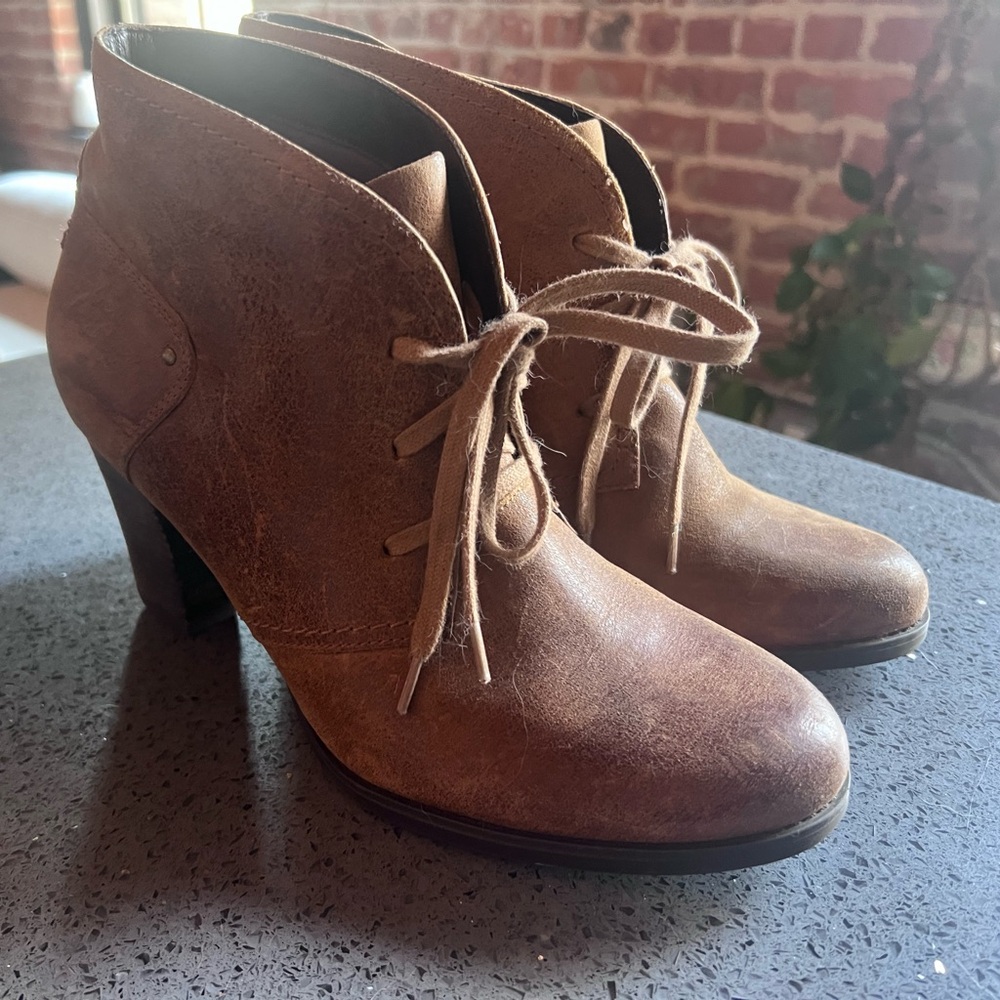 Like New Tan Real Leather Clark’s Size 11 Boot Heel